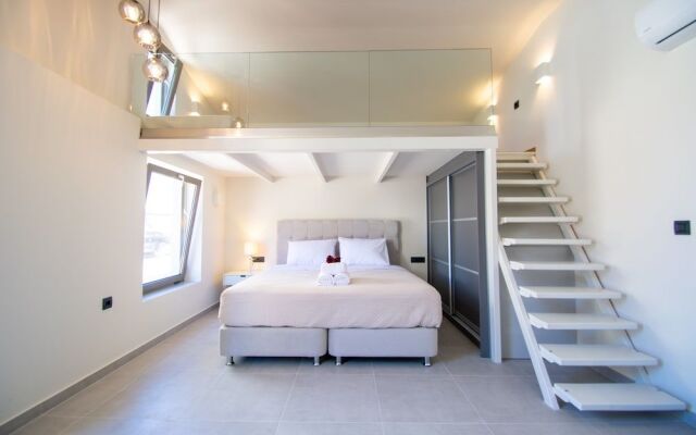 Manthos Beachfront Luxury Suite