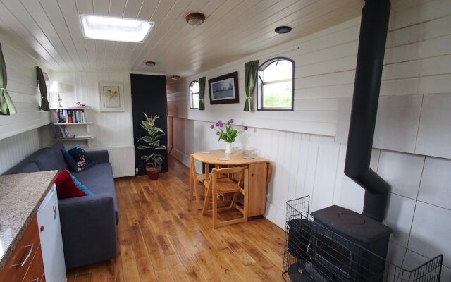 Roisin Dubh Houseboat