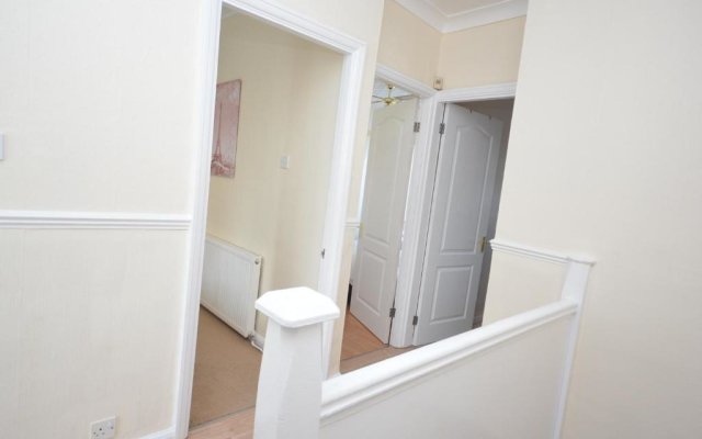 London Deluxe 3 Bedroom House with parking space