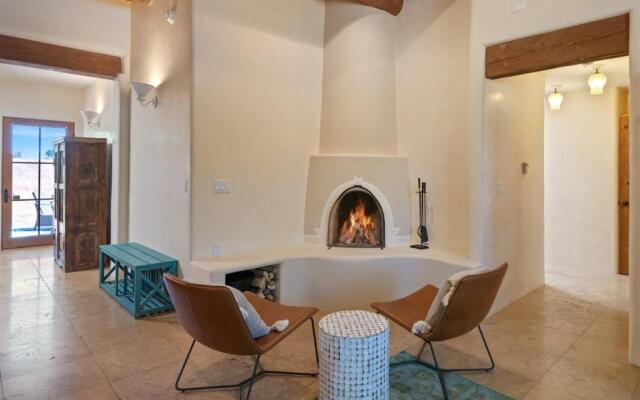 Casa Nona - Pristine Home in the Railyard District, Walk to The Plaza