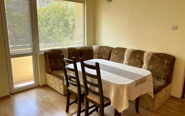 Sunny Central Apartment with TV & Wi-Fi