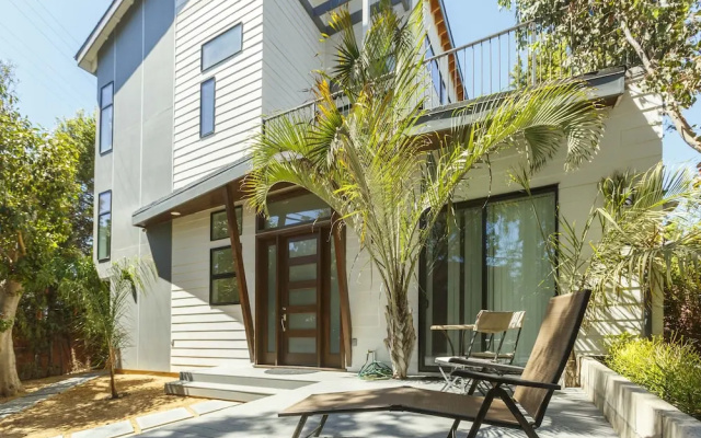 Modern Loft Rooftop Deck Venice Beach Studio Bedroom Apts by RedAwning