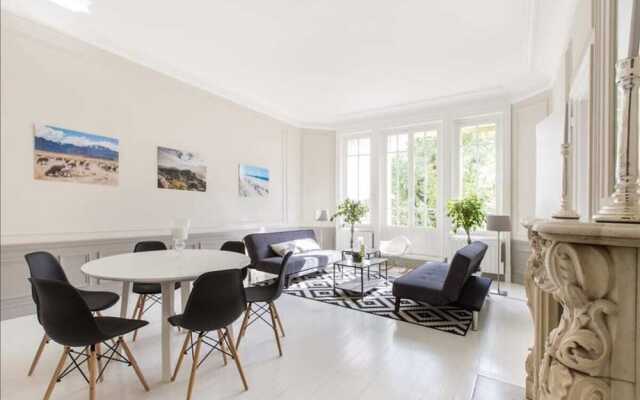 Gorgeous 3 Bedroom Apartment at Eiffel Tower