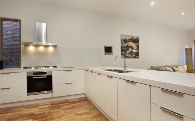Kew Luxurious Townhouse