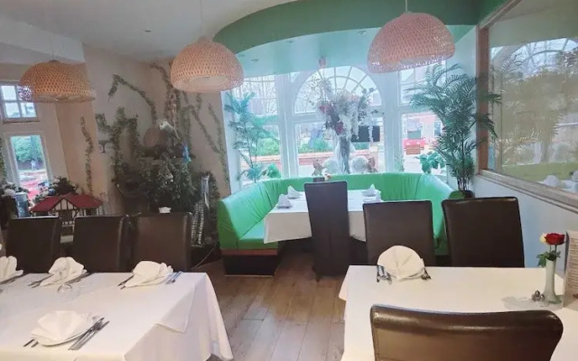 OYO Kingswood Hotel