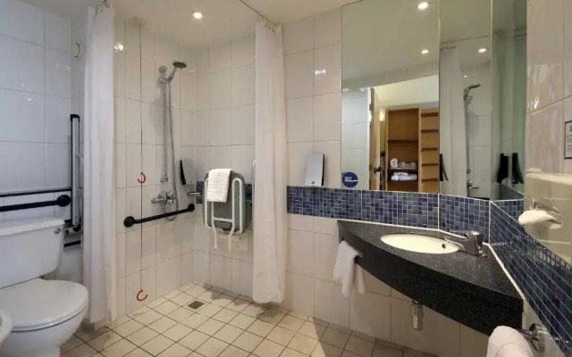 Holiday Inn Express London - Newbury Park