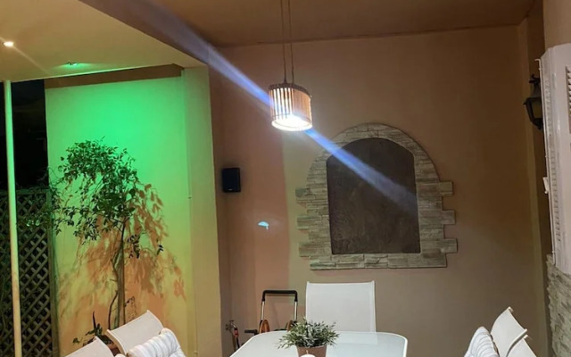 Oasis Garden Apartment