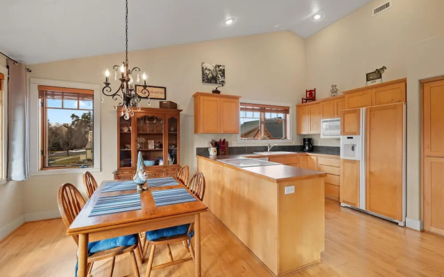 The Three Sisters Walk to Downtown Sisters