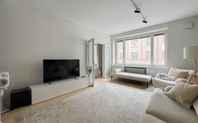 Stylish Downtown 2BR Flat with Sauna and Work Area