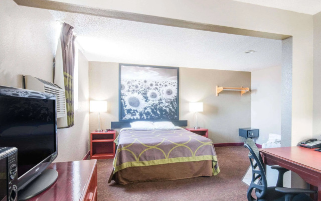 Super 8 by Wyndham Jamestown