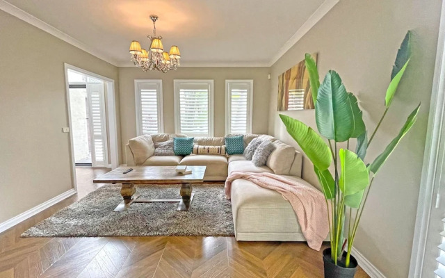 Charming 6 BRM Villa in Melbourne East