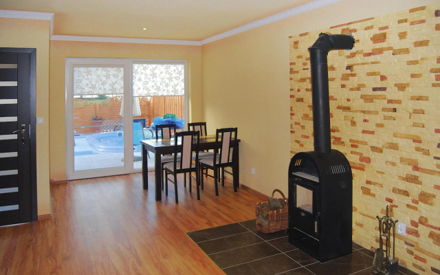 Terraced House With Pool and Sauna, Sieciemin