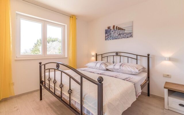 Nice Home in Vodnjan with Hot Tub, WiFi & 4 Bedrooms