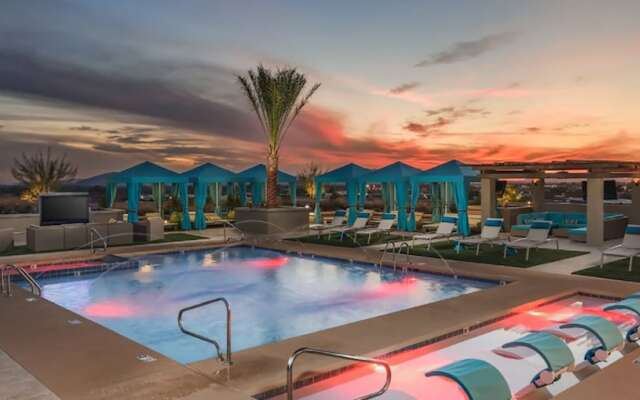 Rooftop Pool-Close 2 Shops-Dining-C4419