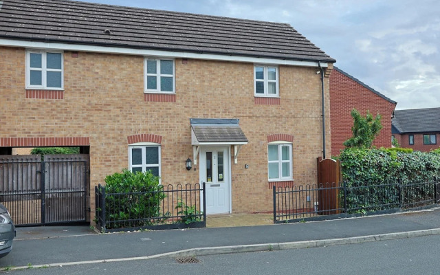 Manchester 3-beds, Sleeps 6 With On-site Parking