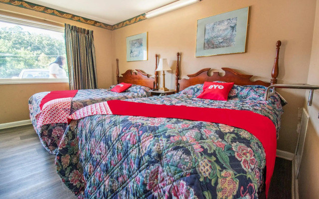 OYO Hotel Calhoun, GA I-75