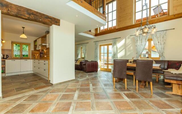 Chalet unter Weißblauem Himmel