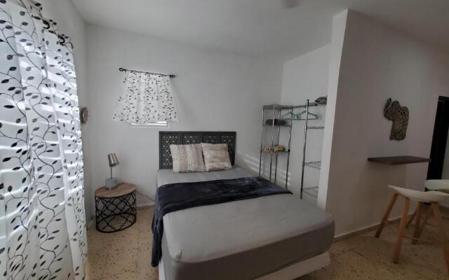 Aguadilla Surfers Lair apt with electricity water AC Wifi 8 minute walk to Crashboat beach — фото 5