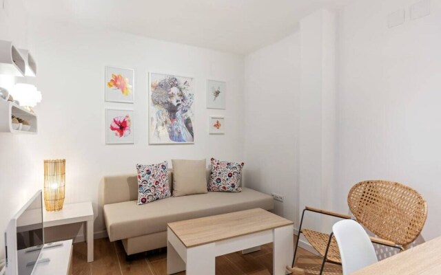 Bright & Modern Two Bed Apartment in Madrid