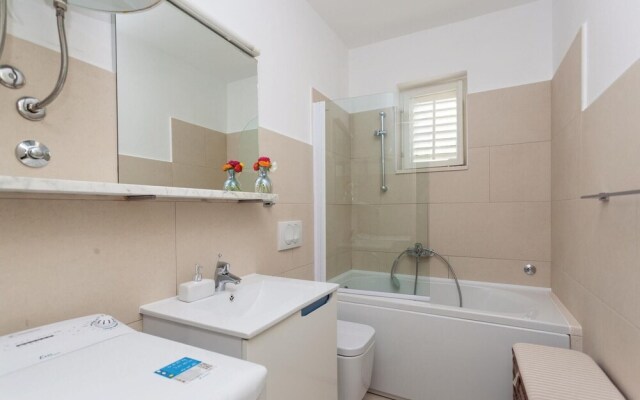 Stunning Home in Zaton Mali With Wifi and 4 Bedrooms