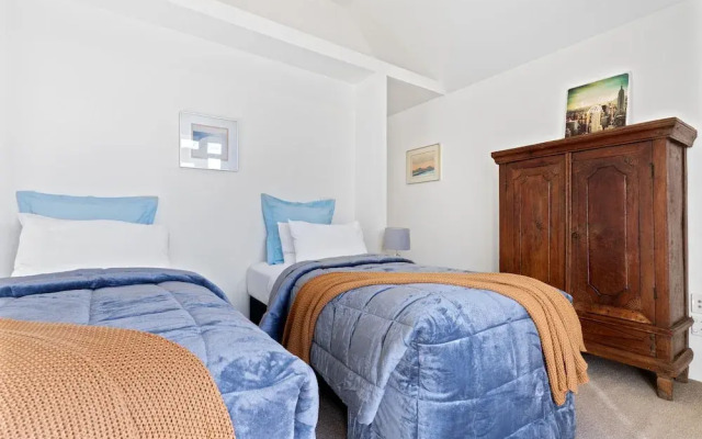 CBD Spacious 3 Storey Terrace House