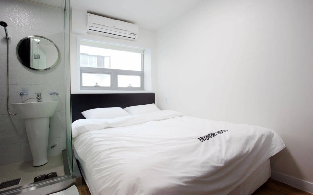Ekonomy Hotel Myeongdong Central