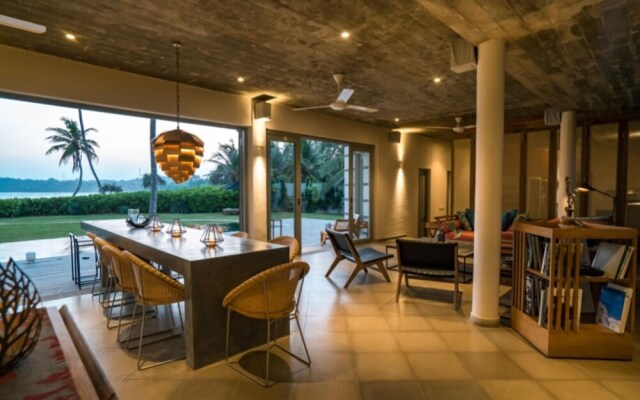 Modern Beach Villa With Roof Garden