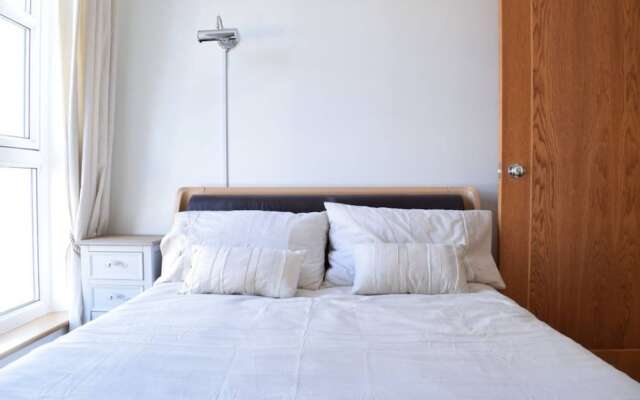 Stunning 2 Bedroom Riverside Flat in Canary Wharf