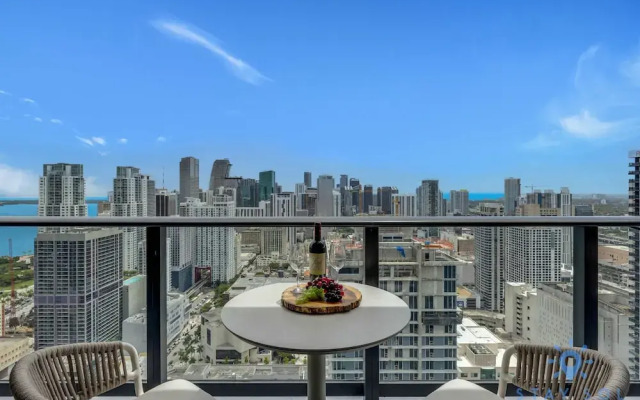 Downtown 2BR Oasis Pool Gym Balcony Views