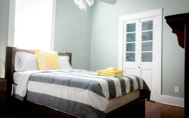 Cozy 2 BR at Constance Street