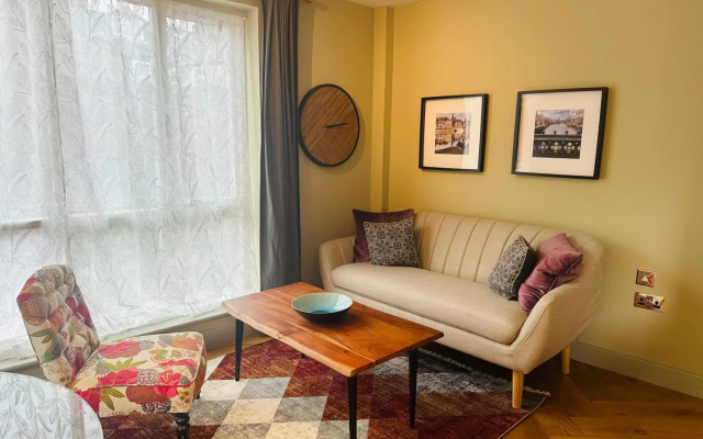 Easy Walk City Centre Flat with Free Parking