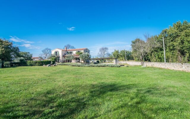 Expansive Villa in Sveti Lovrec With Swimming Pool