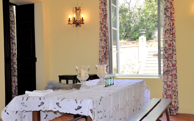 Secluded Holiday Home in Rustrel With Swimming Pool