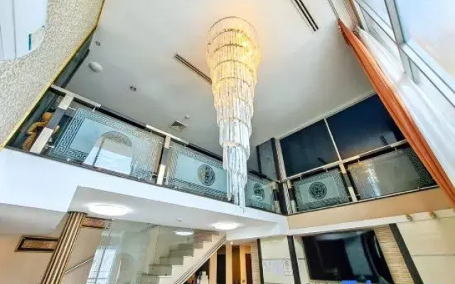 Luxurious 5-Bedroom Condo in Central Bangkok with Rooftop Pool
