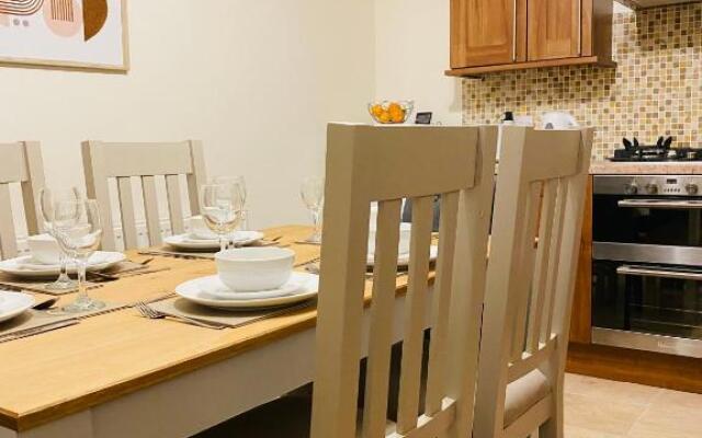 Cheerful home near City Centre,Station& RaceCourse