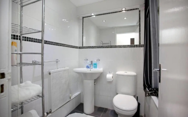 Victoria Centre Apartments in the Victoria Centre Shopping Centre - Nottingham City Centre - 24 hours access - Most Central Location, Lounge, Kitchen, Washing Machine, Netflix - Opposite the Hilton by Restaurants & Shops - "Cook as you would at Home"