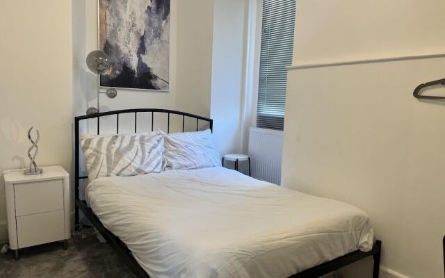 The Mews, With Free Private Parking, Windermere