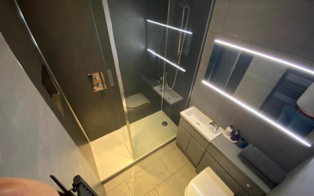 The Duplex Nairn- Spacious 3 Bedroom with sunny balcony