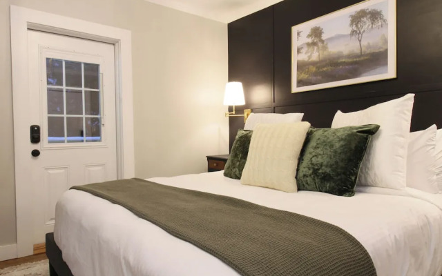 The Aurora Inn & Cottages