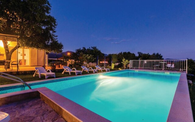 Stunning Home in Mocici With Wifi and 4 Bedrooms