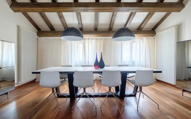Lido - Stylish San Marco Apartment on Grand Canal