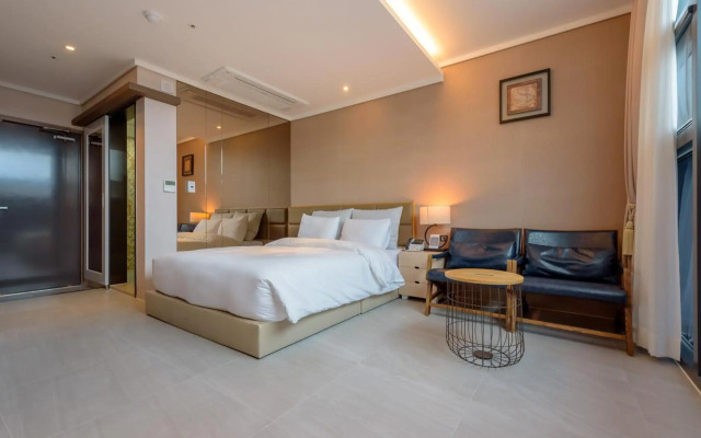 Friemily Pool Villa & Hotel