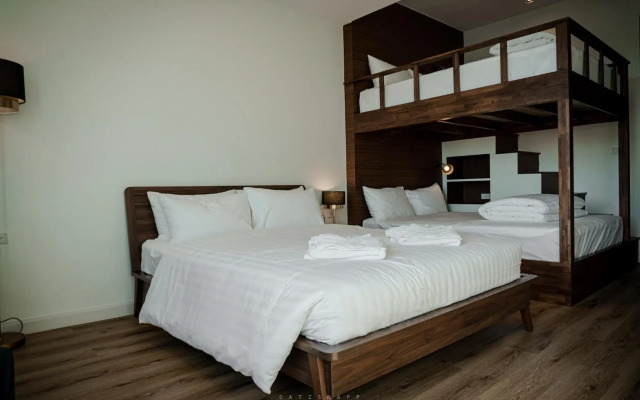 Play Poshtel & Cafe (SHA Certified)