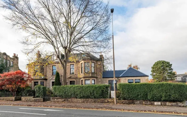 Stunning 5 Bedroom Large Apartment With Parking