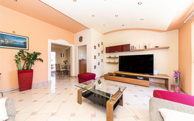 Stunning Apartment in Plano With Outdoor Swimming Pool, Wifi and 2 Bedrooms