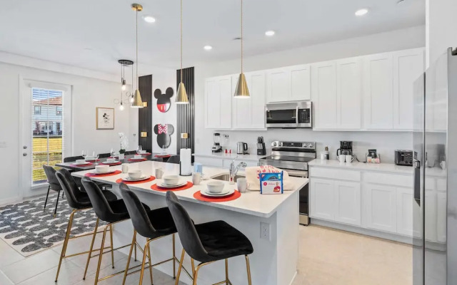 1043 Plantation Lane