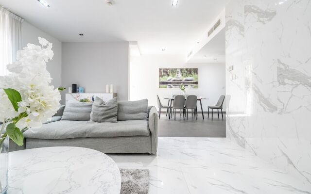 Luxury Waterfront Apartment with Beach Access