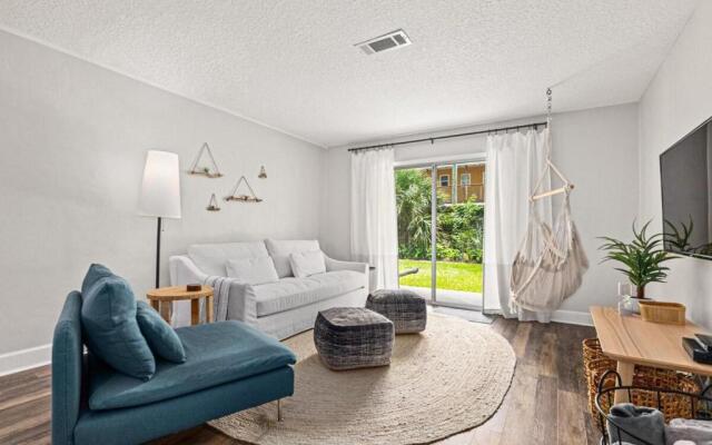 Island Suite - Walk to Downtown!