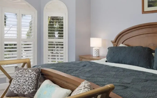 Bella Vita 5 Bedroom Home by RedAwning