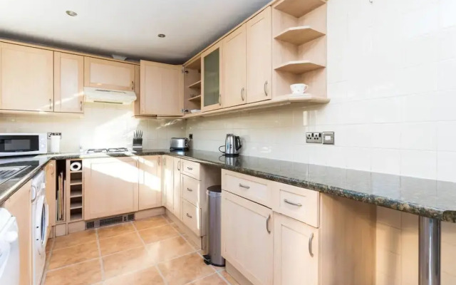 Fabulous 3-bed House, Close to Station